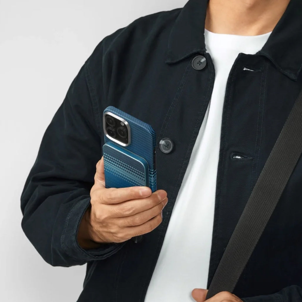 A Photo Of Pitaka Aramid Fiber Magnetic Power Bank – 5000mAh Slim Qi2 Fast Wireless Charger with Magnetic Attachment