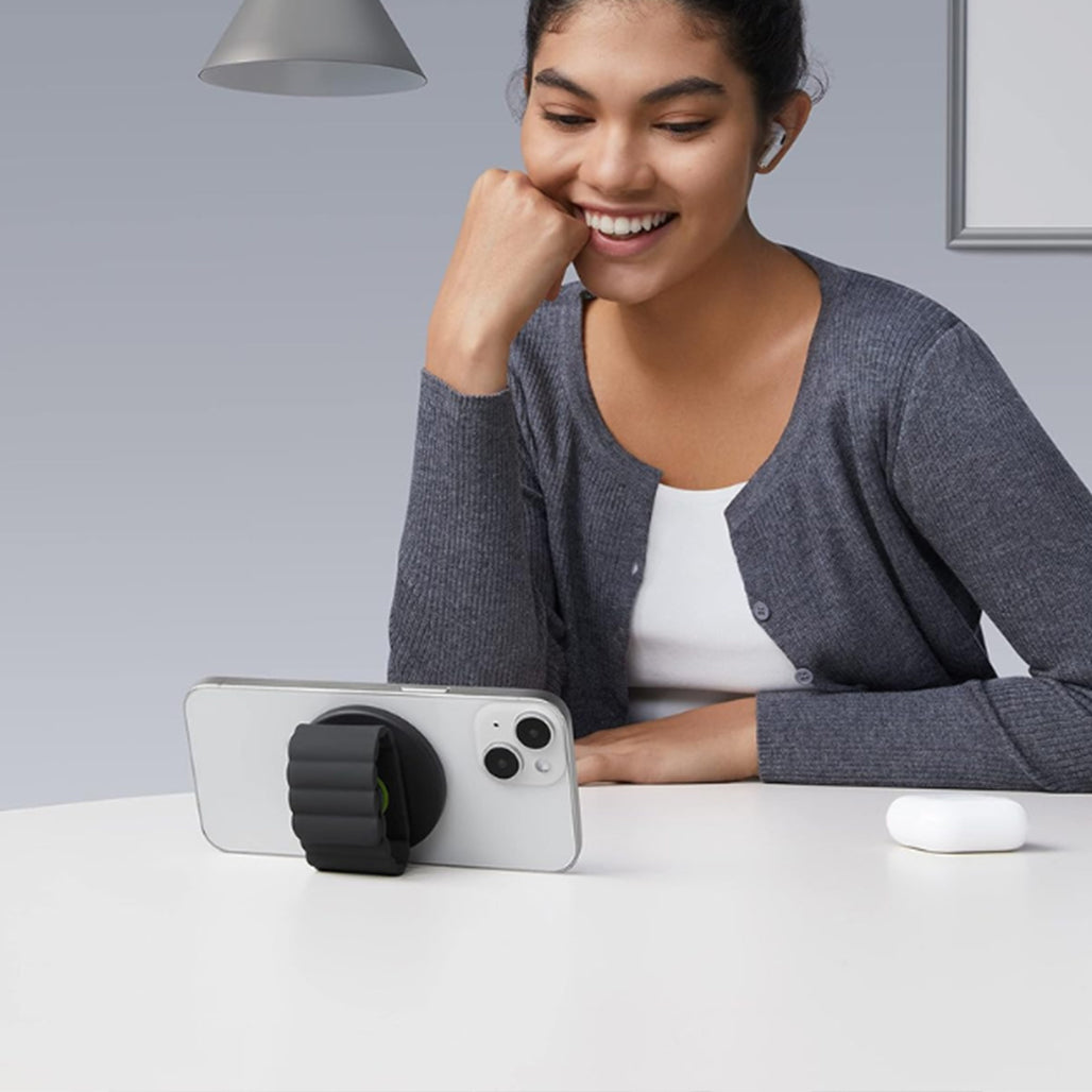 A Photo Of Anker Magnetic Phone Grip 620 (MagGo) | Secure, Sweat-Resistant Magnetic Smartphone Grip for iPhone