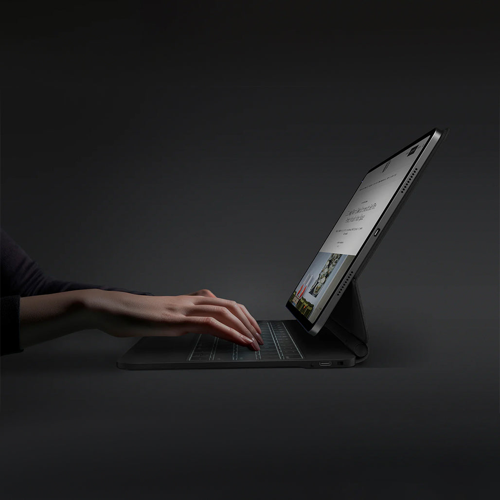 A Photo Of Uniq Venno Pro – Magnetic Bluetooth Keyboard Folio for iPad Pro 11