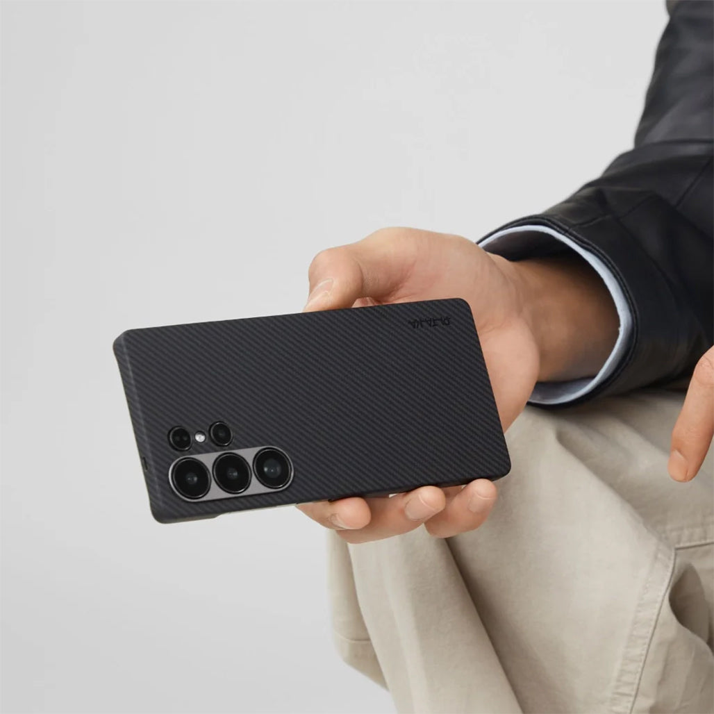 A Photo Of Pitaka Ultra-Slim Classic Case for Samsung Galaxy S25 Ultra – 600D Black/Grey (Twill) | Lightweight & Durable Aramid Fiber Cover